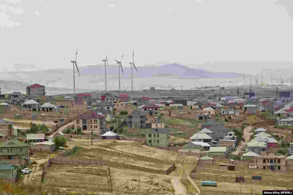 "Atyalı" və "Nübar" bunlardan sadəcə bəziləridir. Bu yaşayış massivlərində yaşayış üçün bəzi çatışmazlıqlar var. İnsanlar içməli su və mavi yanacağın olmamasından əziyyət çəkirlər.