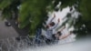 Затрыманыя на пратэстах у Менску людзей у адным з пастарункаў, архіўнае фота 2020 году