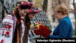 Канцлер Німеччини Ангела Меркель під час покладання квітів до меморіалу Героїв Небесної сотні. Київ, 1 листопада 2018 року
