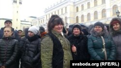 Ірына Яскевіч з прадпрымальнікамі каля Віцебскага аблвыканкаму 28 студзеня