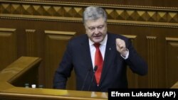 Президент України Петро Порошенко спочатку підтримував пропозицію запровадження воєнного стану на 60 днів