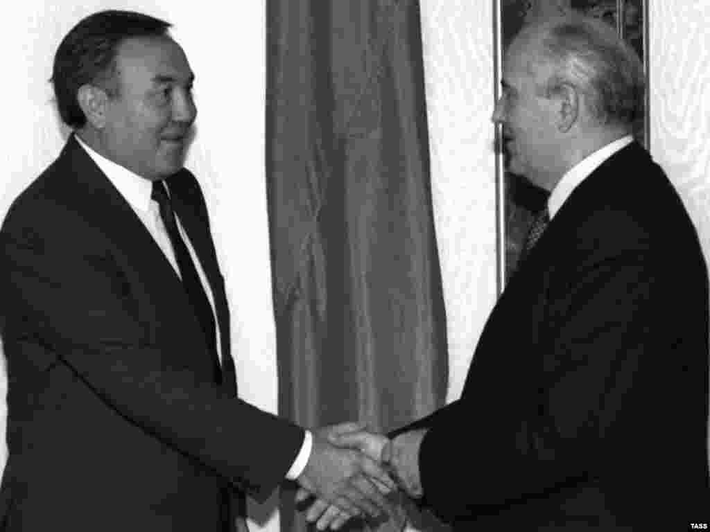 Qazaxıstan Kommunist Partiyasının Birinci Katibi və Qazaxıstan SSR-nin prezidenti Nursultan Nazarbayev SSRİ prezidenti Mikhail Gorbachev-lə Moskvada görüşərkən. 25 sentyabr 1990