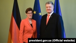 Ukraina prezidenti Petro Poroşenko Almaniyanıñ Hristian-demokratik birliginiñ yolbaşçısı Annegret Kramp-Karrenbauer ile körüşti