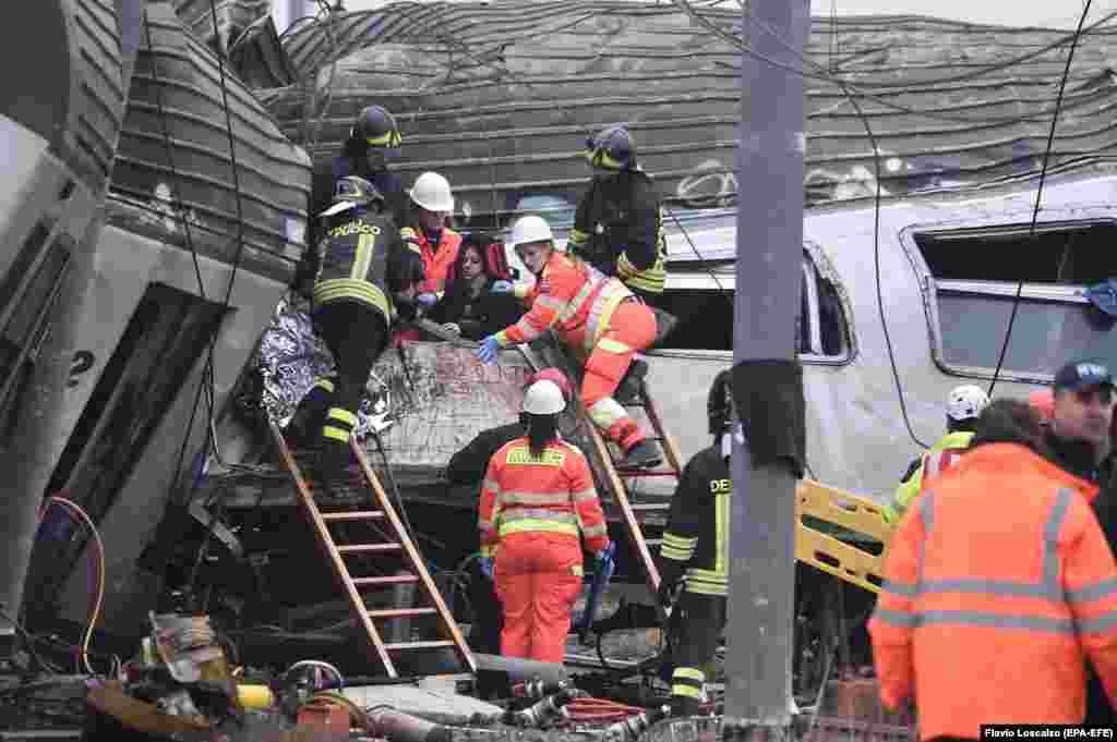 ИТАЛИЈА - Во железничка несреќа кај Милано, во која еден воз излетал од шините и удрил во друг, загинале три лица, 10 се потешко, а 110 полесно повредени.