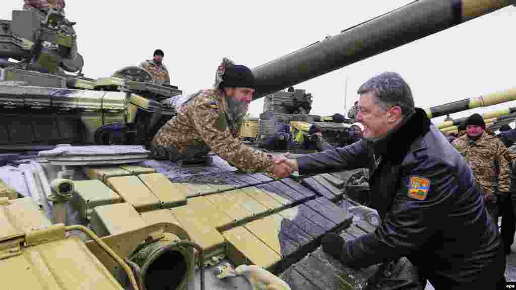 Петро Порошенко, в День української армії, передає бійцям АТО нову техніку, 6 грудня 2014 року Відео:&nbsp;Бійцям АТО передали майже 100 танків, БТРів та САУ