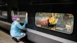 Medicinsko osoblje gleda kroz prozor vlaka velike brzine TGV prije njegovog odlaska kako bi evakuirao pacijente zaražene COVID-19 iz bolnica regije Pariz u Bretanji, Francuska, 2 april 2020.