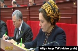 Türkmen parlamentiniň başlygy Gülşat Mämmedowa ýaşyl ruçka bilen bellik alýar