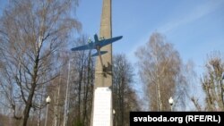 Помнік на ўезьдзе ў былы ваенны гарадок