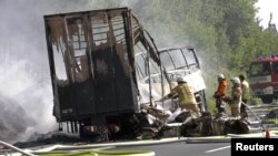 Пожарные на месте аварии с участием автобуса. Окрестности Мюнхберга, 3 июля 2017 года.