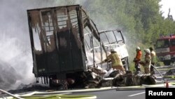 Autobus i kamion su izgorjeli