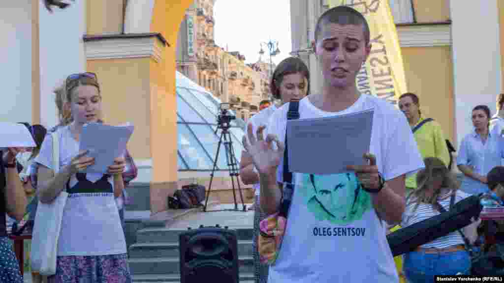 На святкуванні Дня Народження політв'язня кінорежисера Олега Сенцова в Києві прочитали уривки з його повістей. 13 липня