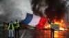 Guvernul Franței a suspendat pe jumătate de an planurile de majorare a taxelor la carburanți din cauza protestelor șoferilor 