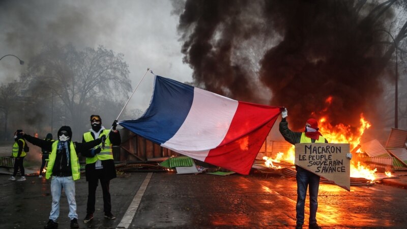 Guvernul Franței a suspendat pe jumătate de an planurile de majorare a taxelor la carburanți din cauza protestelor șoferilor 