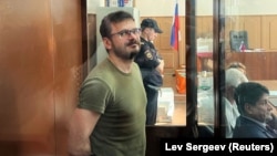 Ілля Яшин брав участь у відеозв’язку із СІЗО (фото з зали суду під час слухання справи, липень 2022 року)