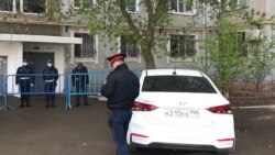 Сотрудники полиции у закрытого на внутренний карантин подъезда многоэтажки, среди жителей которого выявили коронавирус. Актобе, 30 апреля 2020 года.