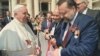 Папа римский принимает георгиевскую ленточку у депутата-коммуниста 