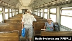 Під удар потрапила електричка, що стояла на кінцевій станції Слатине