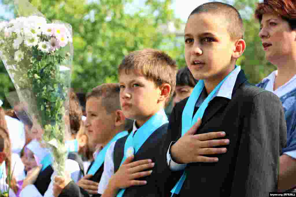 Перший дзвінок у Бахчисарайській загальноосвітній школі з кримськотатарською та російською мовами навчання