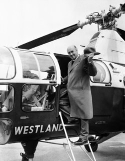 Авіаконструктор Ігор Сікорський на вертолітній станції у Лондоні, 23 квітня 1958 року
