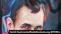 Портрет Олега Сенцова на акции с требованием освободить его и других украинских политзаключенных из российских тюрем, Киев, 1 июля 2018 года 