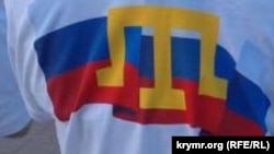 Кримськотатарська символіка на футболці проросійського активіста, архівне фото