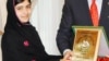 Малала Юсафзай получает национальную премию мира из рук премьер-министра Пакистана Юсуфа Разы Гилани