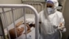 بیمارستان مفید در تهران، پرستاری از کودکی که مشکوک به ابتلا به کرونا است