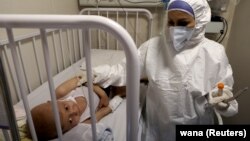 بیمارستان مفید در تهران، پرستاری از کودکی که مشکوک به ابتلا به کرونا است