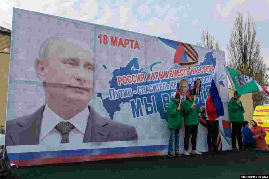 Молодь фотографувалася на тлі банера із зображенням Володимира Путіна і гаслом «Росія і Крим – разом назавжди!»