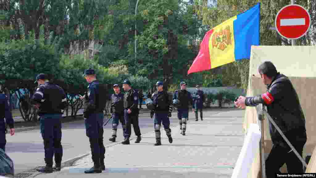 &nbsp;Zona protestului din fața clădirii Parlamentului de la Chișinău este supravegheată de zeci de polițiști.