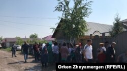 Жители производственного кооператива (ПК) «Полянка» на окраине Астаны, у дома, признанного решением районного суда незаконным. Астана, 25 июля 2018 года.