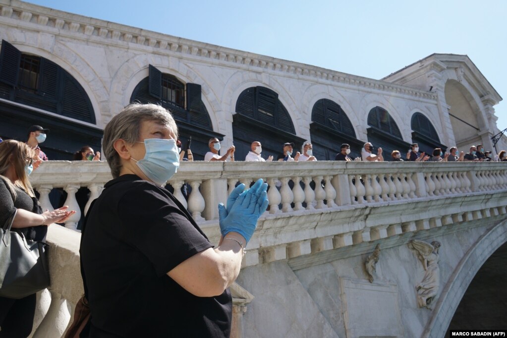 Më 4 maj në Itali u organizua një protestë ku kërkohej hapja e dyqaneve. 