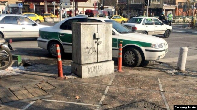 سکویی که ویدا موحد بر آن ایستاد و حرکت اعتراضی «دختران خیابان انقلاب» از آنجا آغاز شد.