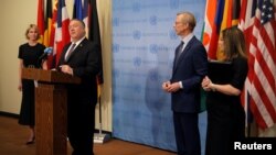 Државниот секретар на САД Мајк Помпео разговара со новинарите по состанокот со членките на. Советот за безбедност на ОН з во врска со нуклеарниот договор со Иран и повика на враќање на санкциите против таа земја.