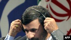 محمود احمدی نژاد، رییس دولت دهم، در کنفرانس خبری روز هفتم تیرماه خود اعلام کرد که ایران در عرض یک هفته می تواند تولید بنزین خود را به بیست تا یس میلیون لیتر در روز برساند؛ ادعایی که از سوی کارشناسان مورد تردید است.