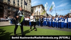 Амбасадар Фіналу Лігі чэмпіёнаў Андрэй Шаўчэнка і амбасадар фіналу Лігі чэмпіёнаў сярод жанчын Ія Андрушчак прэзэнтавалі Кубкі фіналаў, якія будуць разыграныя ў Кіеве