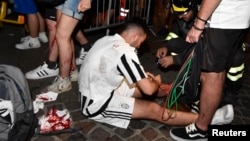 Навивач на Јувентус е повреден во стампедо кое настанало по експлозија на силна петарда додека на плоштадот Сан Карло во Торино го следел финалето на Лигата на шампиони во Кардиф во кое Јувентус изгуби од Реал Мадрид со 4-1 