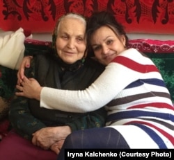 73-річна двоюрідна онука Аверкія Анна Шаповал (дівоче прізвище Гончаренко) з донькою Іриною