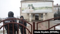 Міліцыянты каля школы №2 у Стоўпцах пасьля двайнога забойства, 11 лютага