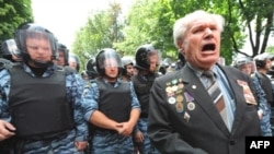 Мітинг противників НАТО біля Секретаріату Президента, де проходило засідання Комісії «Україна – НАТО», Київ, 16 червня 2008 р.