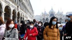 Италија- туристи со маски во посета на италијанскиот град Венеција, 24.02.2020