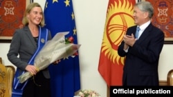EU foreign policy chief Federica Mogherini (left) meets outgoing Kyrgyz President Almazbek Atambaev in Bishkek on November 9.