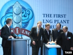 Президенти компаній Mitsui, Mitsubishi та «Газпром» і генеральний директор Shell Єрун ван дер Віра на церемонії відкриття першого російського заводу з виробництва скрапленого природного газу (СПГ) на Сахаліні. Проєкт «Сахалін-2». 18 лютого 2009 року