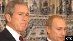 Раисҷумҳури Русия Владимир Путин ва раисҷумҳури Амрико Ҷорҷ Буш
