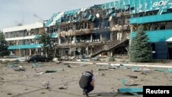 Egy ellenőr felméri a károkat egy gabonakikötő-létesítményben az Odesszai területen, Izmajilban 2023. augusztus 2-án, egy orosz katonai dróntámadás után