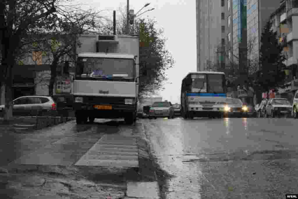 Bakının maşınla dolu səkiləri #10