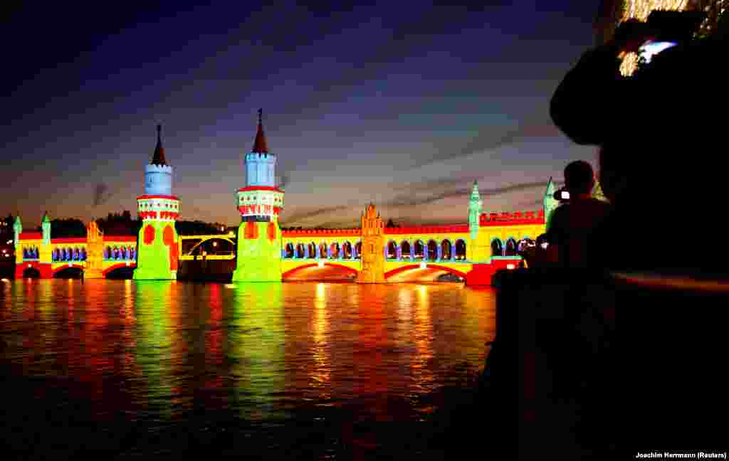 ბერლინში ყოველწლიური სინათლის ფესტივალი დაიწყო. ფესტივალის ფარგლებში ქალაქის ღირსშესანიშნაობები, შენობები და მონუმენტები სხვადასხვა ფერის შუქებით ნათდება. წლევანდელი ფესტივალის მესიჯი კორონავირუსის წინააღმდეგ გაერთიანებაა. ​📸: REUTERS/Joachim Herrmann