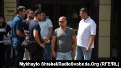 Бізнесмена Вадима Чорного (в центрі) називають власником будівлі, в якій сталася пожежа з людськими жертвами