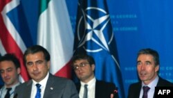 В течение дня высокопоставленные чиновники НАТО встречались с депутатами парламента, студентами, представителями оппозиции, НПО и военнослужащими, а вечером в Батуми генеральный секретарь НАТО встретился с президентом Грузии Михаилом Саакашвили