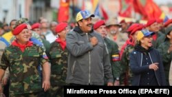 Николас Мадуро встречается с военнослужащими 4 февраля.